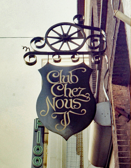 Uithangbord van Club Chez Nous